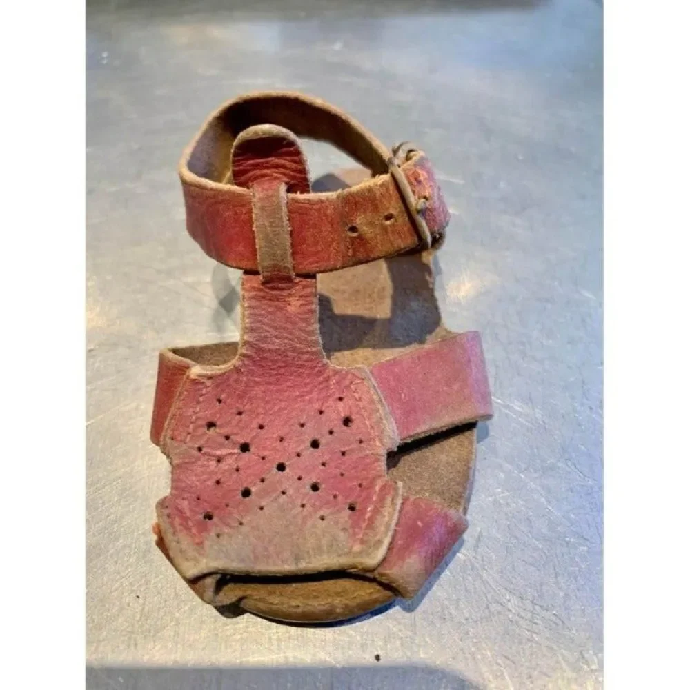 ‎Vintage red leather baby sandals
